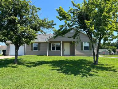 Main picture of 206 Honeysuckle St