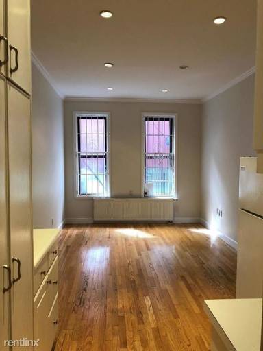 Main picture of 527 W 48th St