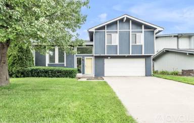 Main picture of 7306 S 136th St