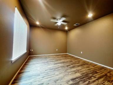 Main picture of 3002 E 7th St