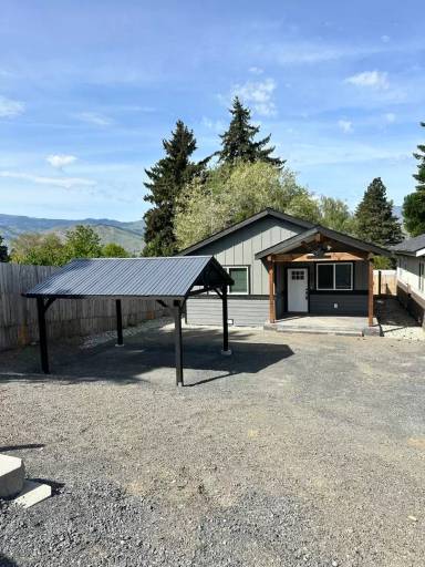 Main picture of 460 N James Ave