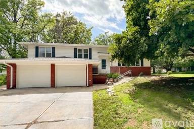 Main picture of 922 N 122nd St