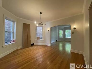 Main picture of 1236 W Roscoe St