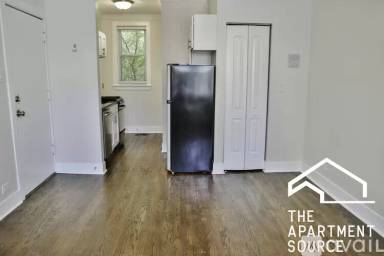 Main picture of 646 W Roscoe St