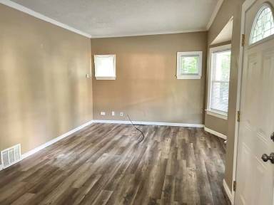 Main picture of 2021 W 93rd St