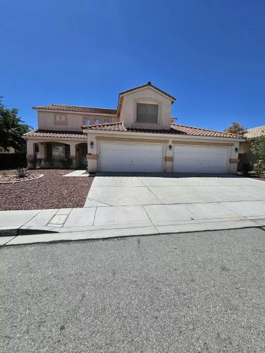 Main picture of 907 Crescent Moon Dr