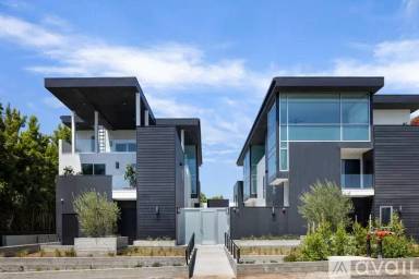 Main picture of 1011 N Crescent Heights Blvd