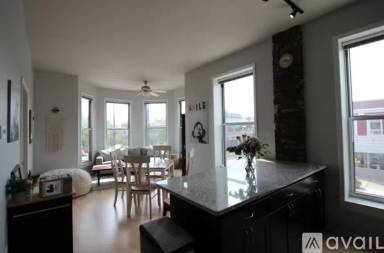 Main picture of 7044 N Clark St