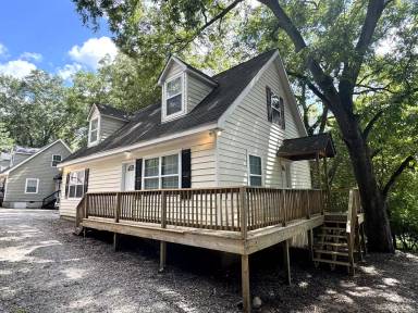Main picture of 223 Derby St
