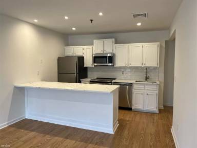 Main picture of 32 Center St