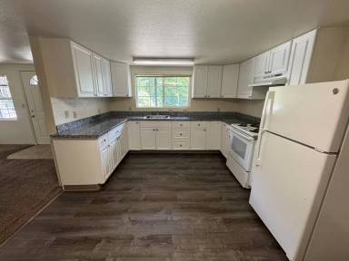 Main picture of 820 SW Grove St