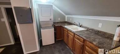 Main picture of 1102 N Oakland Ave