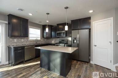 Main picture of 5881 Moonlight Way NE