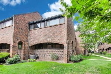 Main picture of 821 S Racine Ave