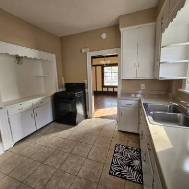 Main picture of 2112 Charles St