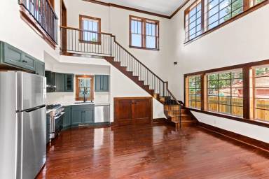 Main picture of 247 W 10th St