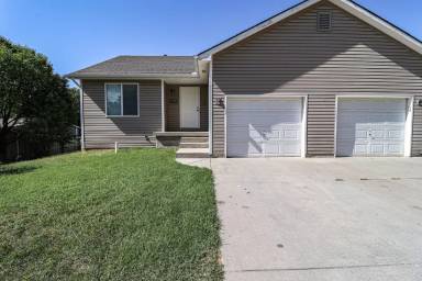 Main picture of 1104 W Clyde St
