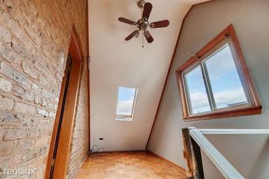 Main picture of 1555 W Diversey Pkwy