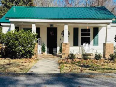 Main picture of 440 Mimosa St