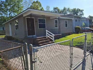 Main picture of 850 Burger St