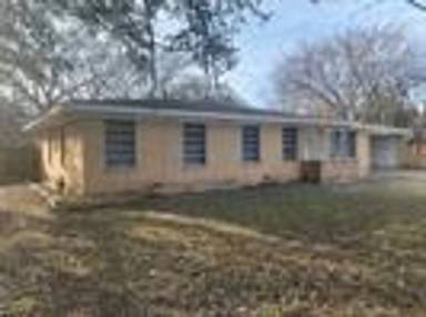 Main picture of 2408 Lake Air Dr