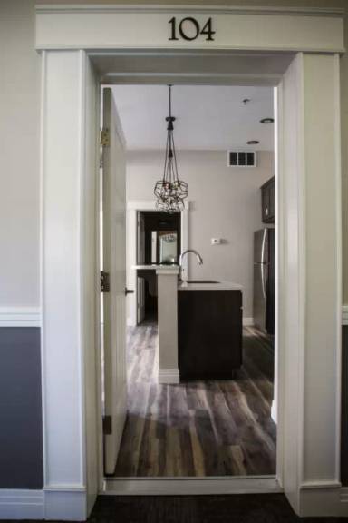 Main picture of 218 E 7th St
