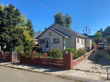 Main picture of 379 Clark St