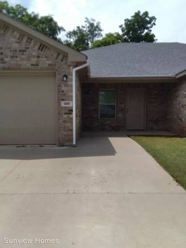 Main picture of 609 N 2nd Ave