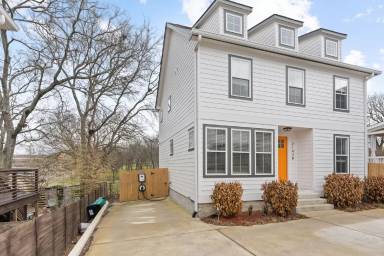 Main picture of 2145 Burns St