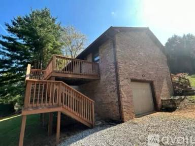 Main picture of 605 Railroad St