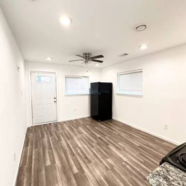 Main picture of 2921 Burns St