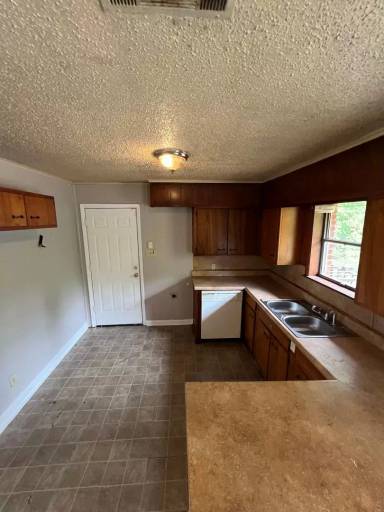 Main picture of 919 Pine Tree Dr