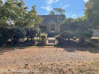 Main picture of 945 NE 43rd Ave