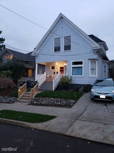 Main picture of 2401 SE Salmon St