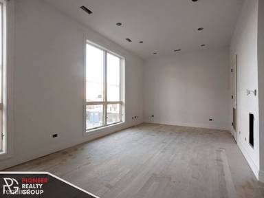 Main picture of 1050 W Cornelia Ave