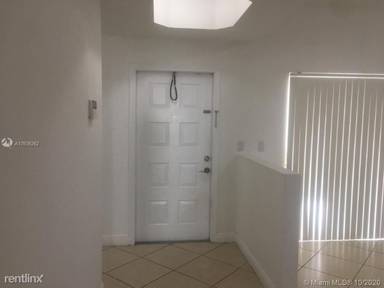 Main picture of 10700 NW 66th St