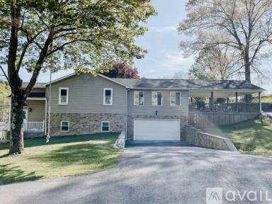 Main picture of 900 Maple Fork Rd