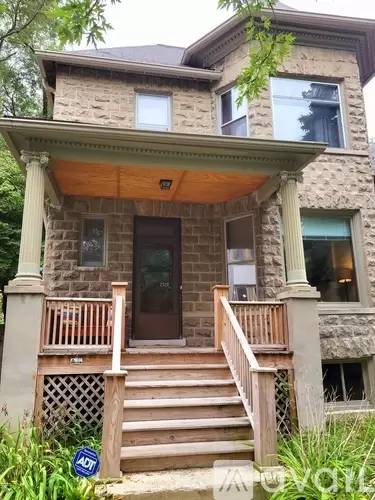 Main picture of 2535 N Sawyer Ave