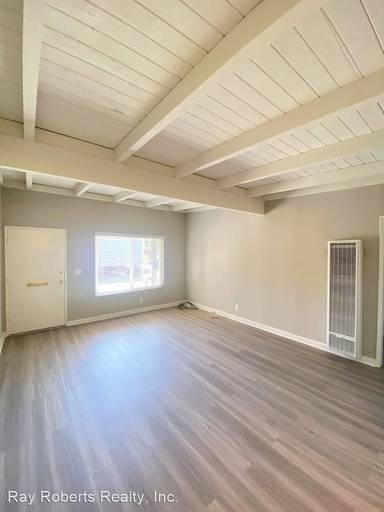 Main picture of 132 Clearbook Ln