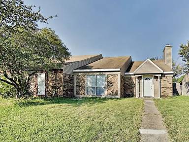 Main picture of 823 Versailles St