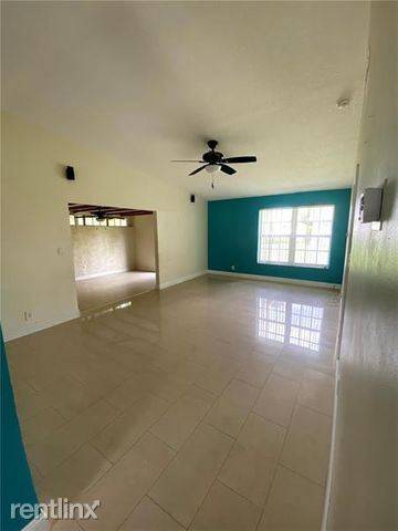 Main picture of 300 Lakewood Cir E
