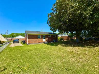 Main picture of 815 Cavalier Blvd