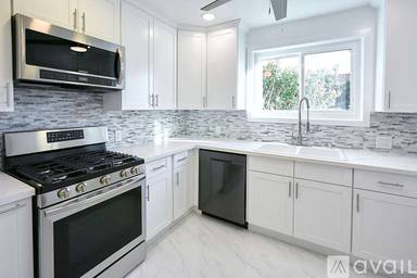 Main picture of 7661 Fountain Ave