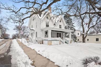 Main picture of 318 W Lakeside St