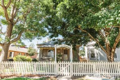 Main picture of 1561 Yates St