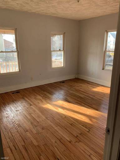 Main picture of 15 Hallock St