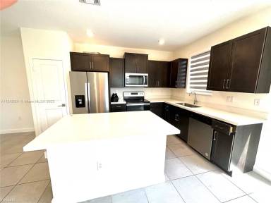 Main picture of 2418 SE 10th Ct