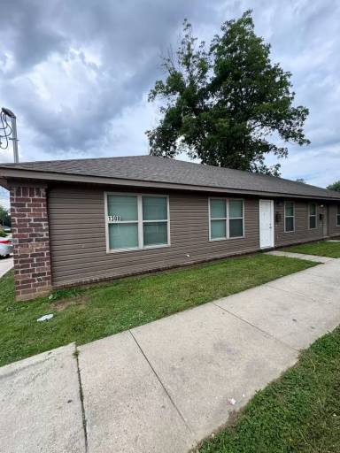Main picture of 1308 W Monroe Ave