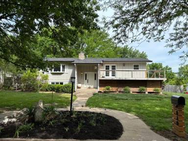 Main picture of 830 Dehoff Dr