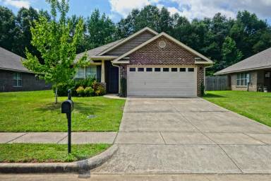 Main picture of 122 Bermuda Lakes Dr